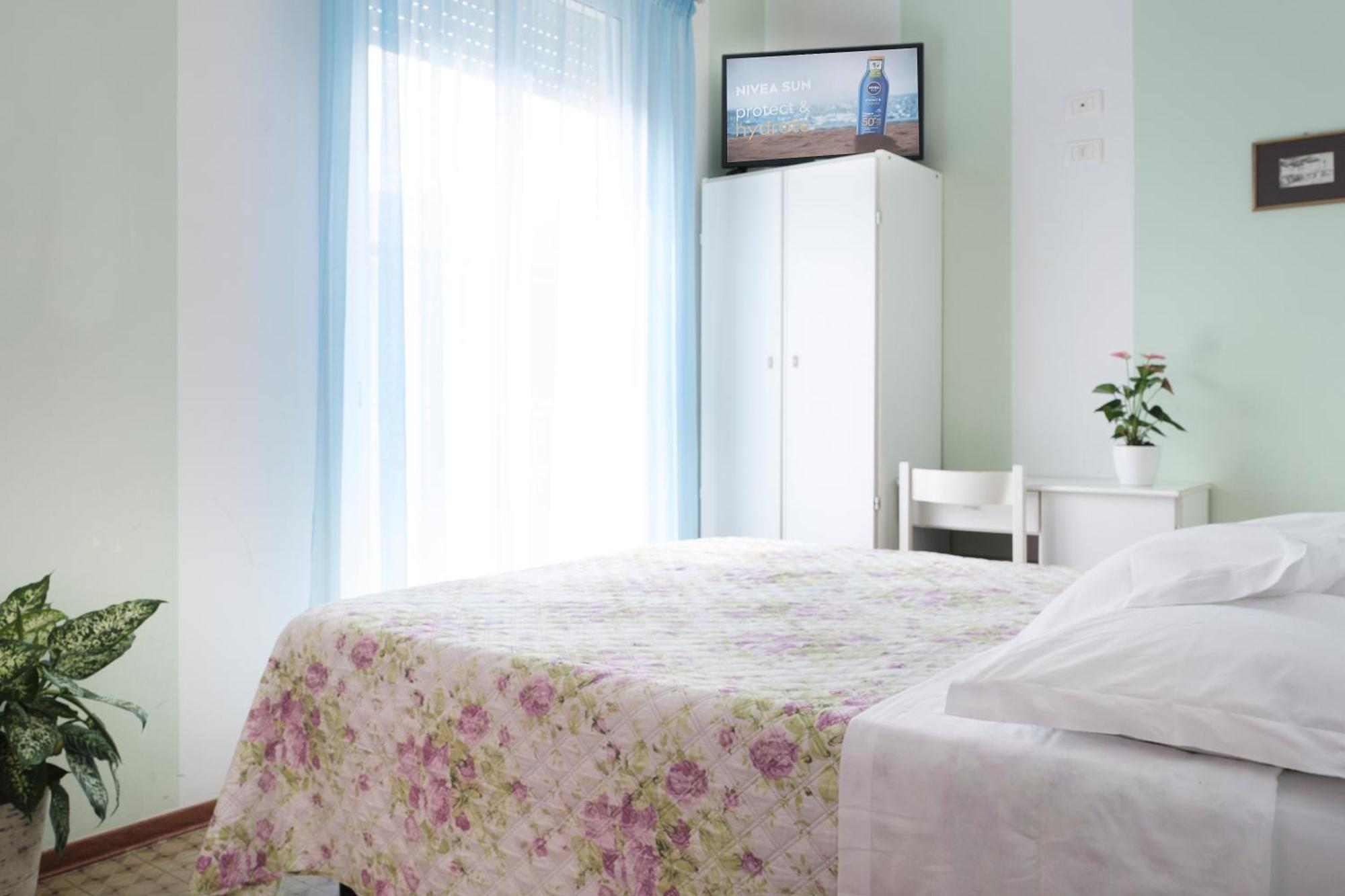 Hotel Cheri Римини Экстерьер фото